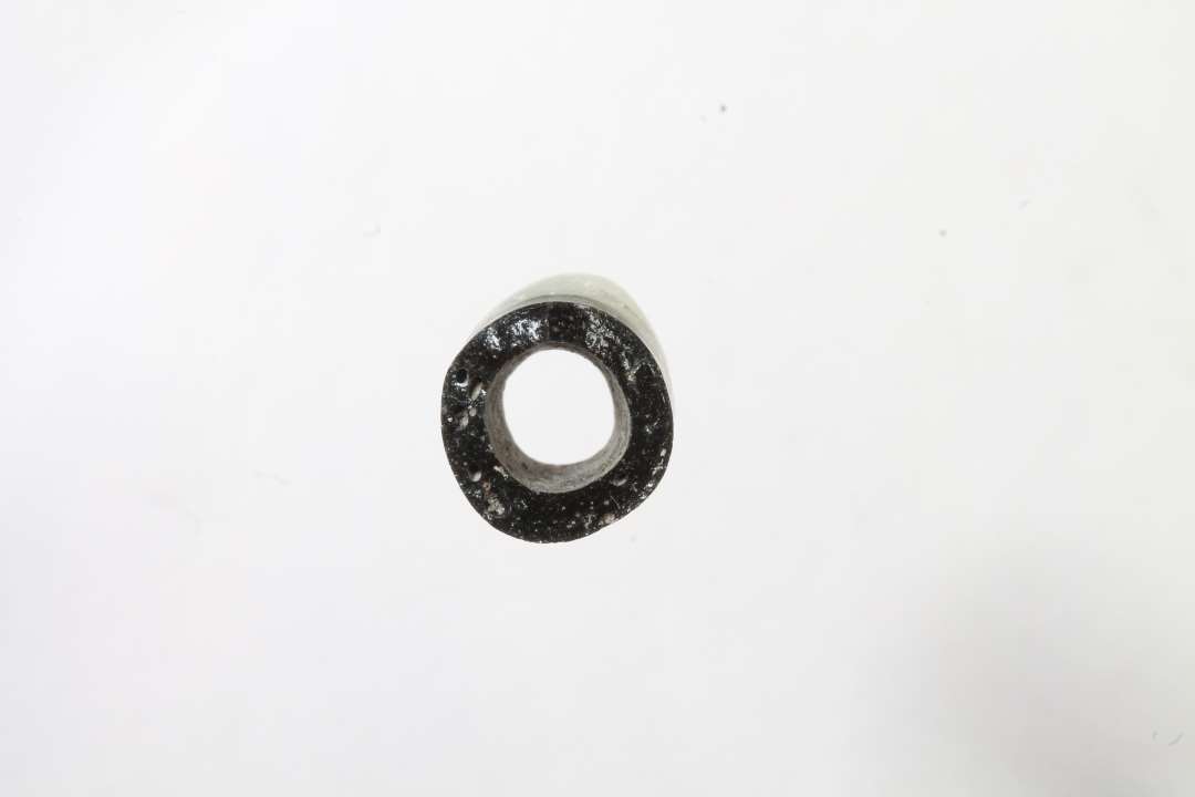 Fragment af cylindrisk hvepseperle, Uigennemsigtig. Sort med hvidt b�nd. Diameter: 0,7 cm.