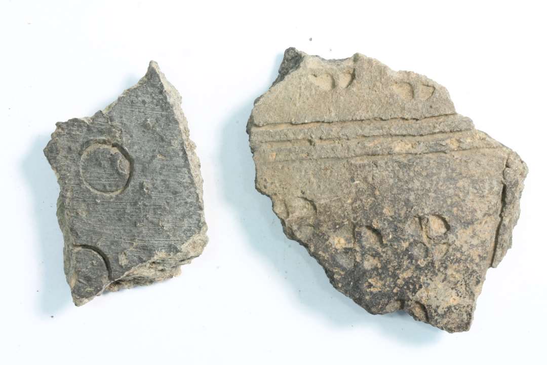 Bugsk�r, 46 stk. Et med furer og stempelindtryk, et med cirkelindtryk, nogle med madskorpe