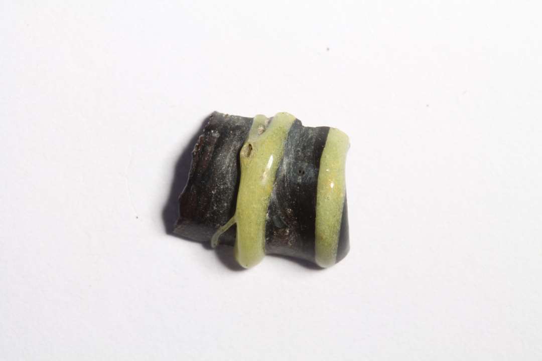 Cylindrisk hvepseperle, halv, uigennemsigtig, sort med gul stribe