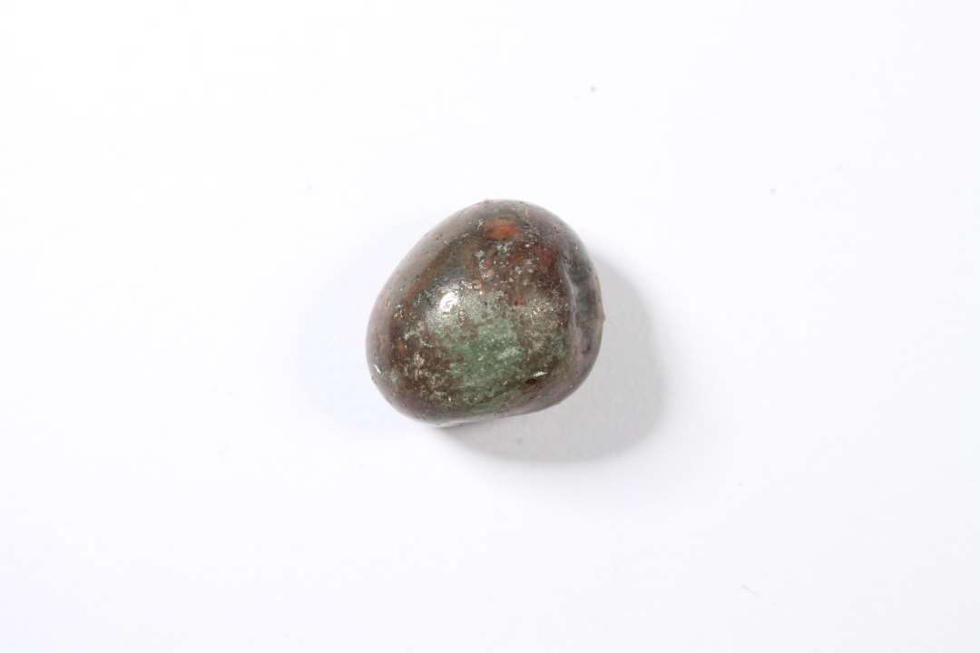 Dr�be, uigennemsigtig, r�dligt skinnende bel�gning