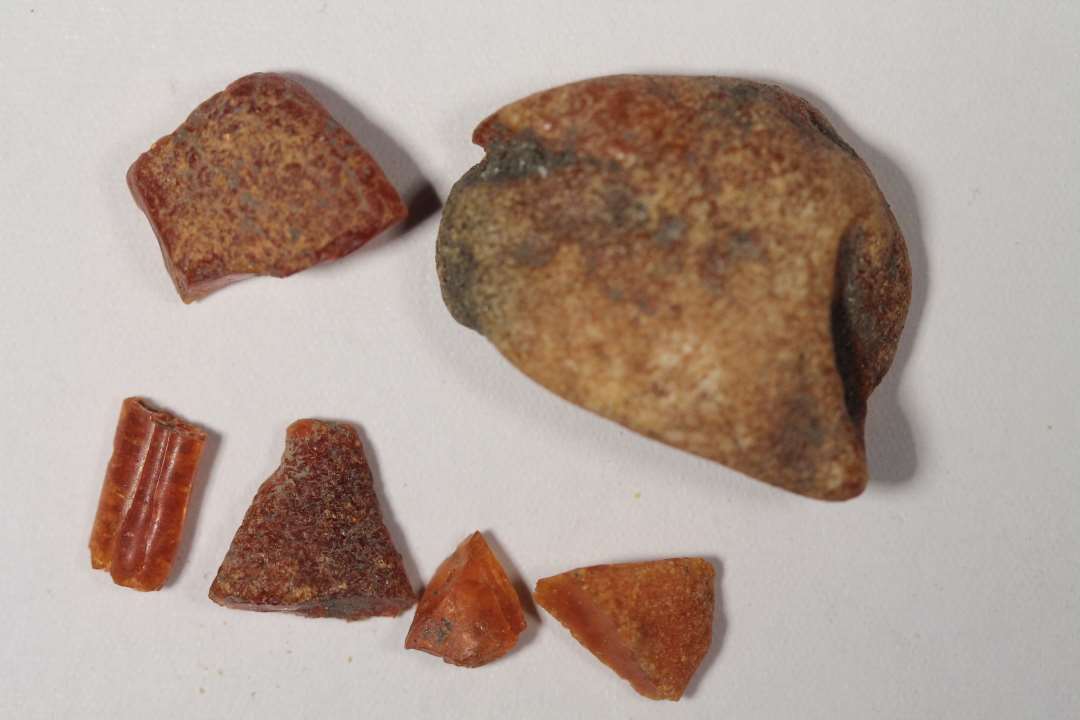 6 stykker uforarbejdet rav. Fra nipsen�lehoved til hasseln�ddest�rrelse