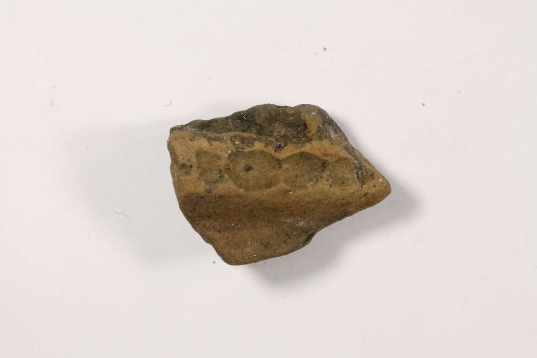 Fragment af st�beform til sk�lformet sp�nde. Overform med styretap. St�rste m�l: 3,3 cm.