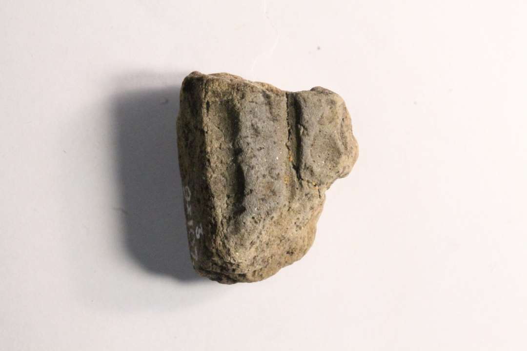 St�beformsfragment til sk�lformet sp�nde. P15? Gr�. St�rste m�l: 3,2 cm.