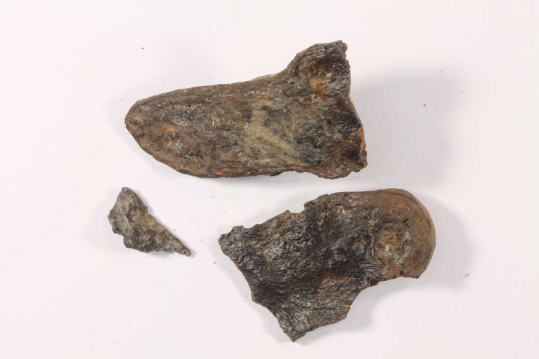 Jerngenstand. Brudt i tre dele. Genstandstype? Det st�rste fragments l�ngde: 4 cm.
