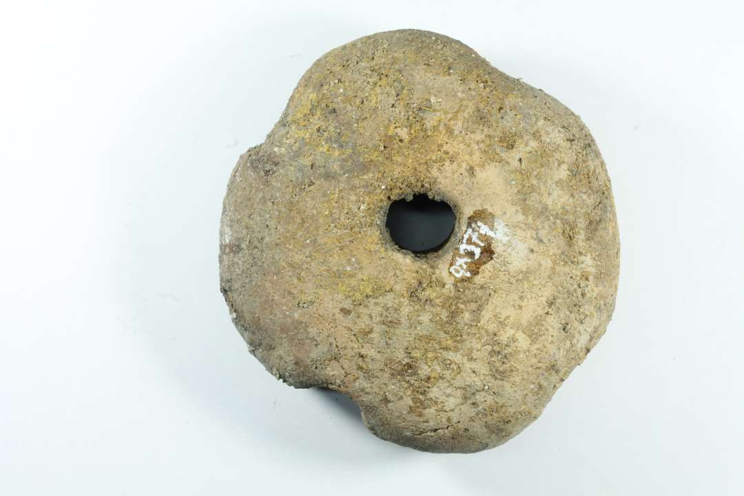 V�vev�gt. Med kanthak. Sekund�rt br�ndt. Diameter: 9,2 cm.