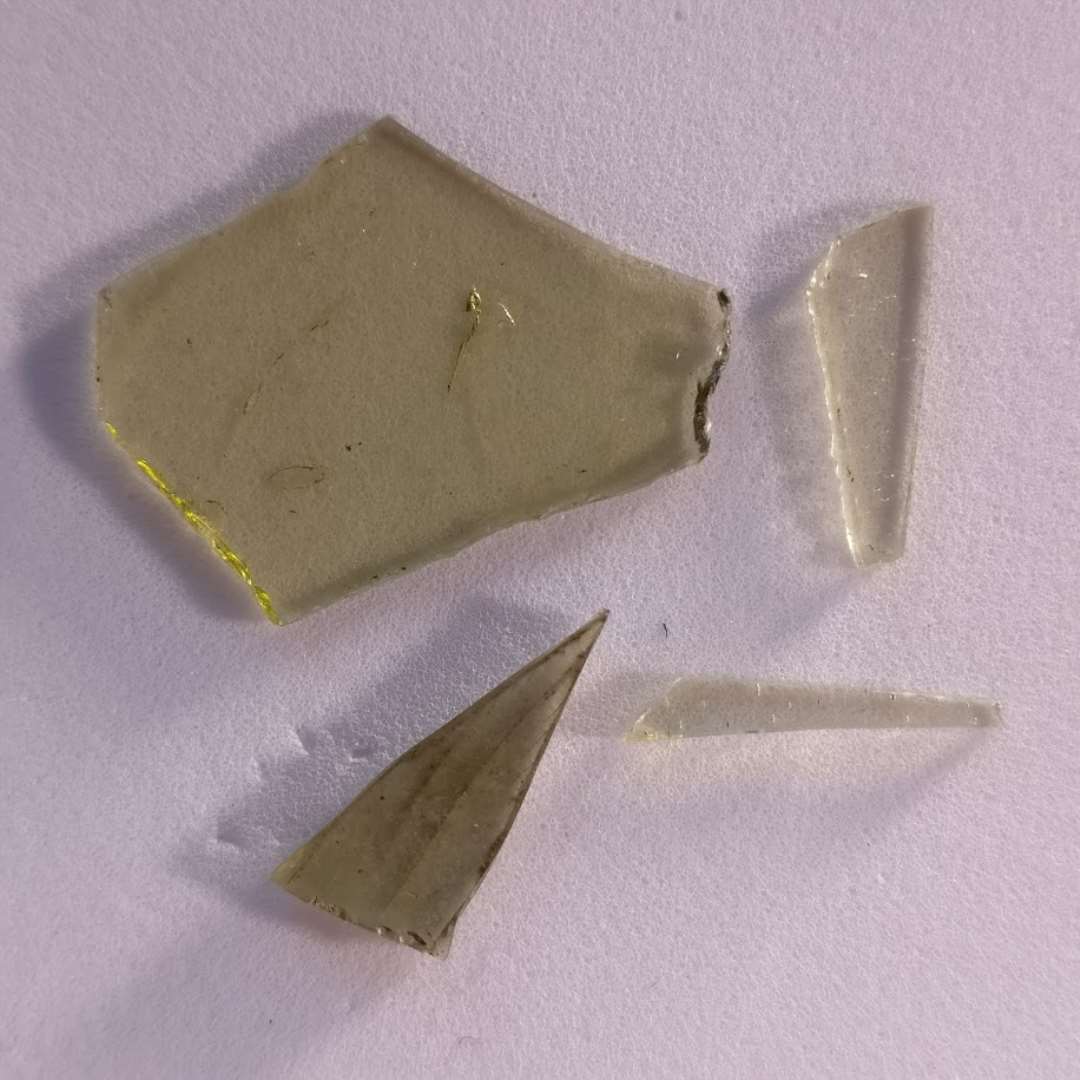 Sidesk�r. Svagt gule/oliven. plan glas med f� bobler