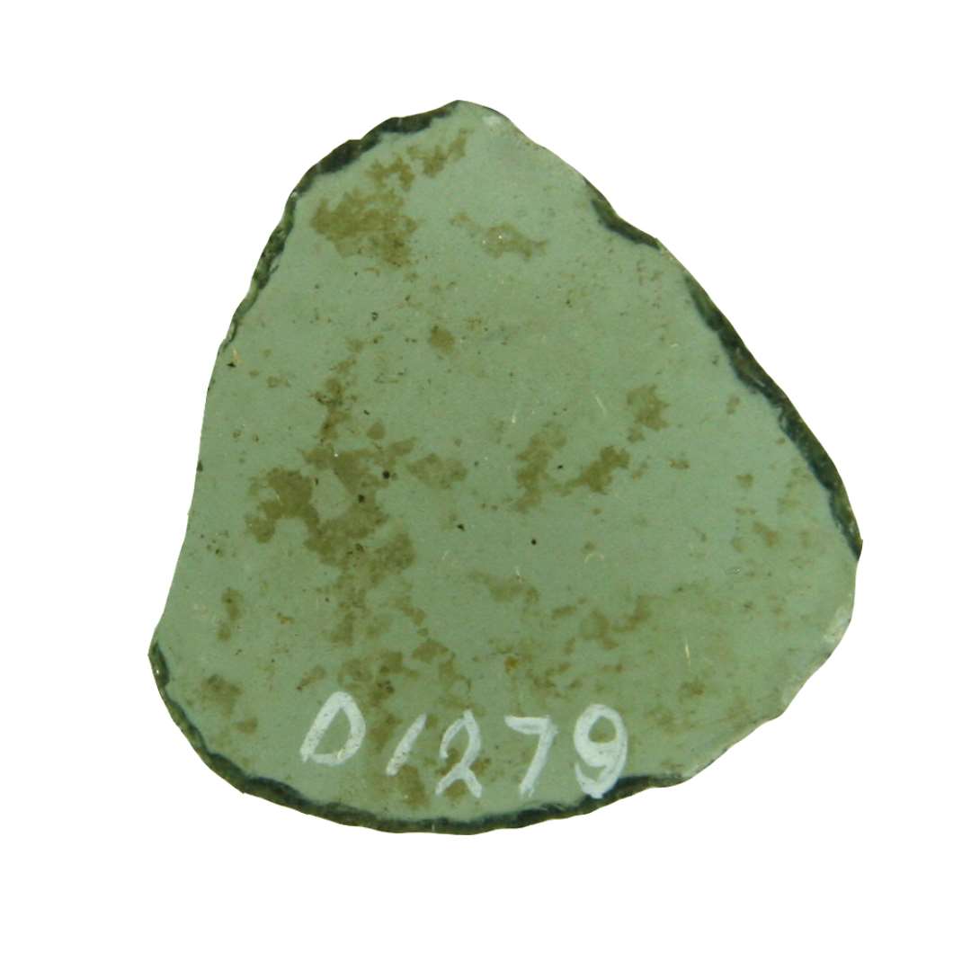 1 hel rude af klart gr�nligt glas med afnappede kanter. Ruden har n�rmest form af ligesidet trekant, hvor alle siderne er svagt udadbuede, vinkelspidserne afrundede.�St�rste l�ngde  og bredde 2,9 cm.