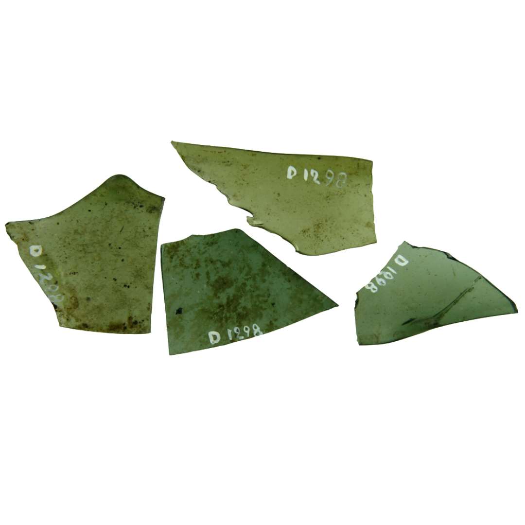 4 randsk�r af klart gr�nligt glas med afrundet uregelm�ssig, tildels fortykket rand. �St�rste m�l: 2,6 x 4,4 cm. - 3,1 x 4,65 cm. - 2,75 x 5,5 cm. - 4,3 x 4,3 cm.