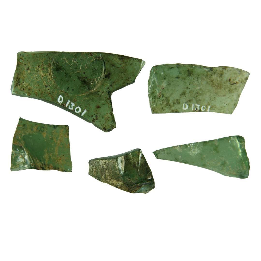 5 midtersk�r af klart, gr�nligt glas af anseelig tykkelse og tildels med cirkul�rt eller ovalt fortykket midterparti eller del af s�dant, 's�kaldte oksd�jer'. St�rste m�l: 2,2 x 2,75 cm. - 2,6 x 2,9 cm. - 2,2 x 4,5 cm. - 2,35 x 4,8 cm. -  3,7 x 6,0 cm.