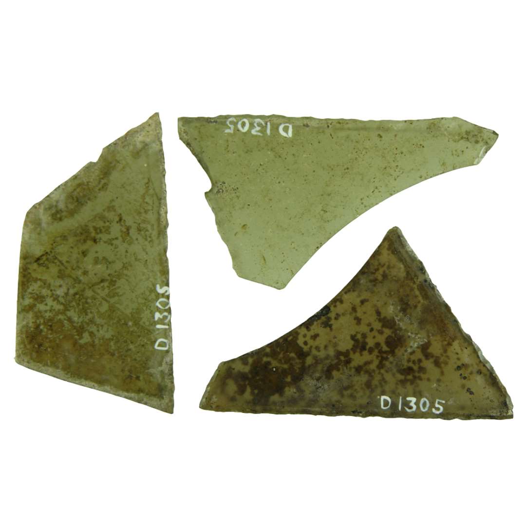 5 rudefragmenter af gulligt glas med afnappede kanter, antagelig alle hidr�rende fra ruder af form som ligebenede trekanter. St�rste l�ngde og h�jde: 5,8 x 4,95 cm, - 7,7 x 4,65 cm. - 7,3 x 3,9 cm. - 6,4 x 5,9 cm. - 7,9 x 4,3 cm.