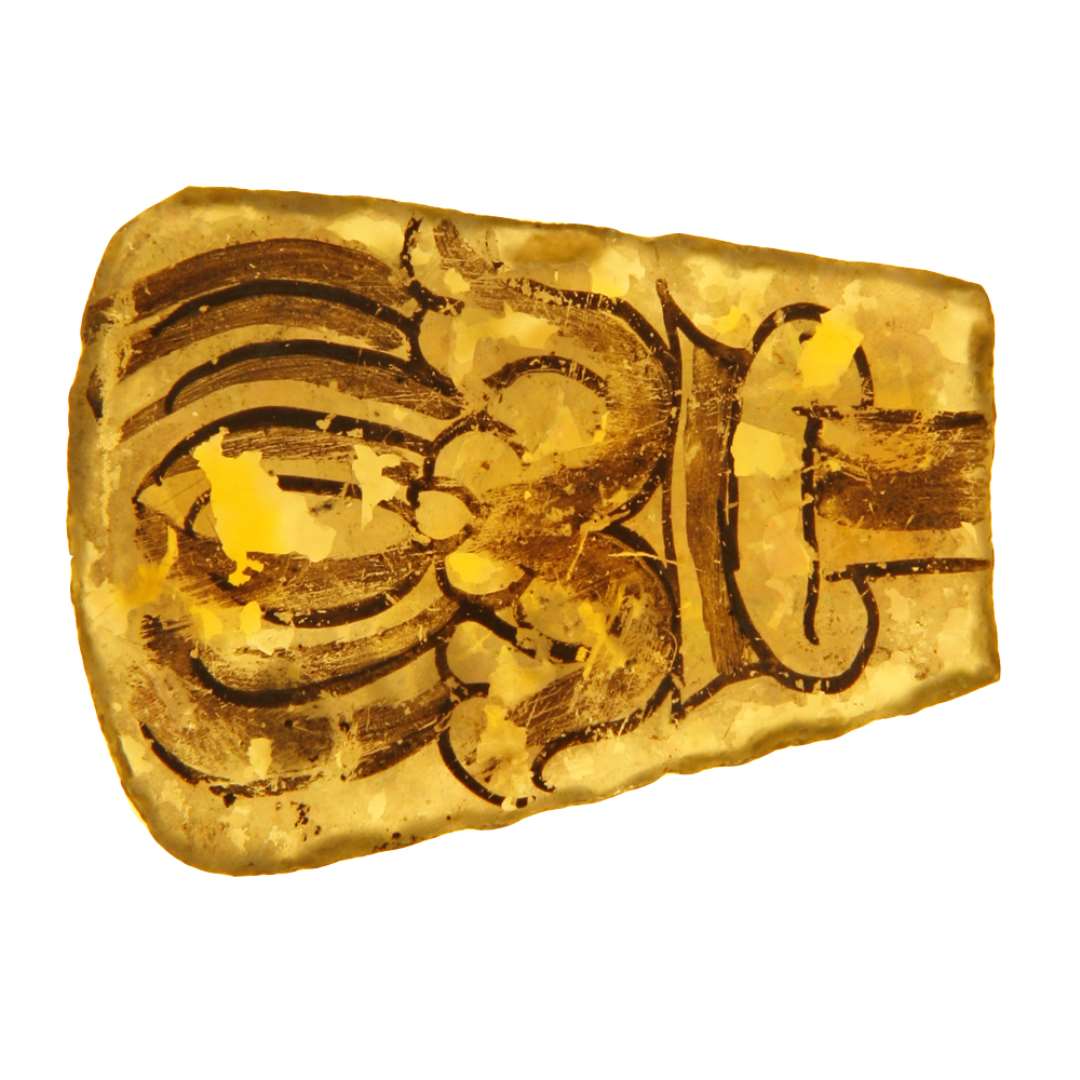 1 hel rude af klart, gr�nlig glas med afnappede kanter bemalet med blomstermotiv i kraftige og tyndere p�f�rte brune farvelag suppleret med gul bemaling. Ruden har bred, muleagtig form i den ene ende, medens den afsmalner mod den anden ende, der er lige afsk�ret.�St�rste m�l: ca. 3,25 x 4,35 cm.