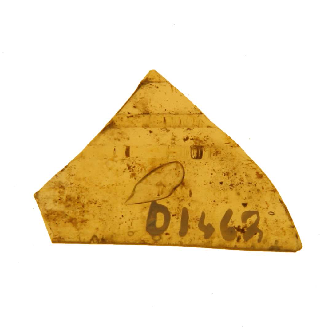 1 mundingsrandssk�r af svag gulligt, noget bl�ret glas antagelig fra b�ger. Sk�ret er p� ydersiden forsynet med flere ca. 1,5 mm bredde vandrette omkringl�bende riller. Mundingsranden er glat afrundet.