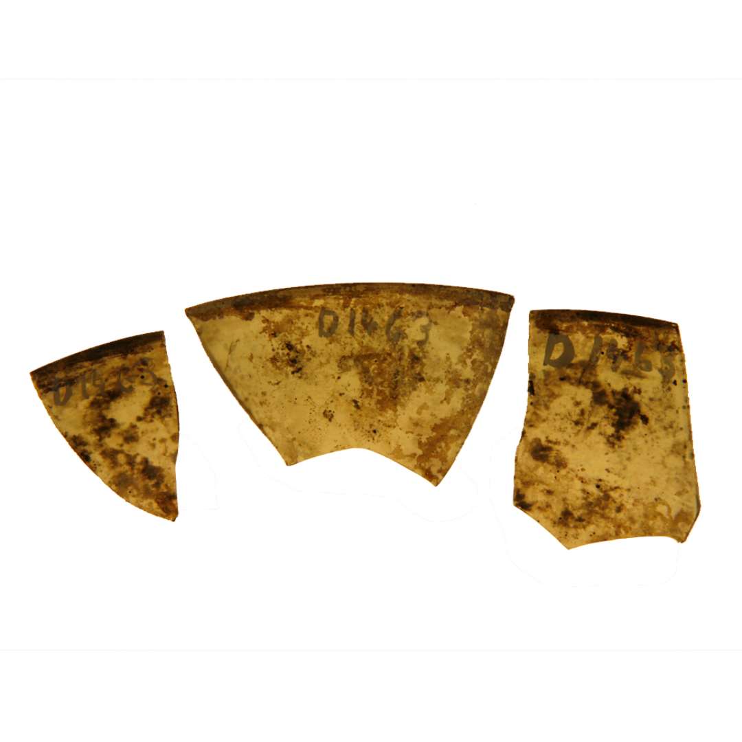 Tre sammenh�rende sk�r af svagt, bl�ligt glas antagelig fra b�ger (?) af konisk form med udadskr�nende b�gersider. Mundingsranden har ganske svag fremst�ende, afrundet l�berand. Mundingsdiameter kan beregnes til ca. 7,1 cm.