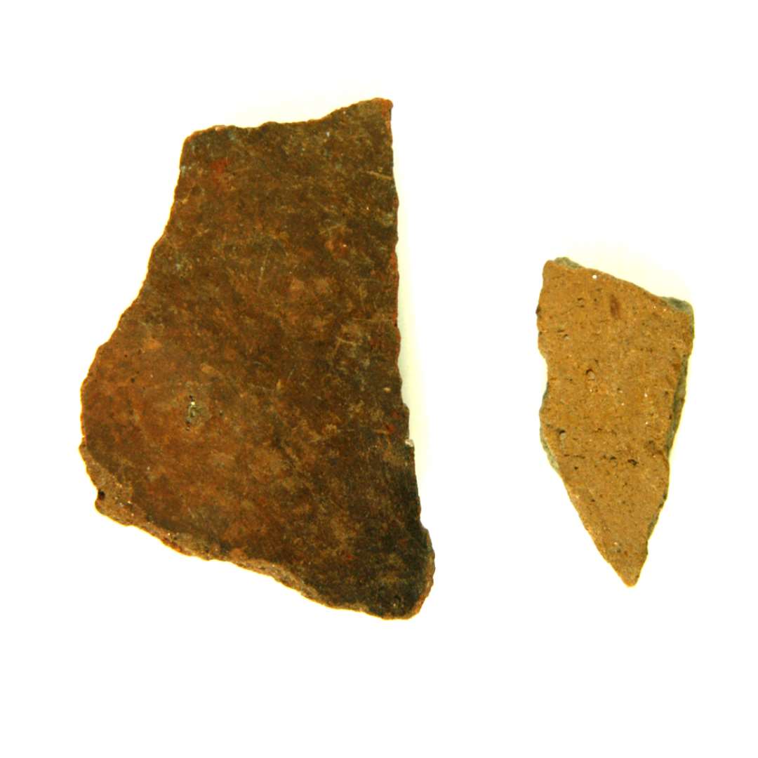 2 bund- eller sidesk�r af brunligt lergods, begge med svage glitterstriber p� ydersiden, det ene er tillige l�deragtig blankglittet p� indersiden.