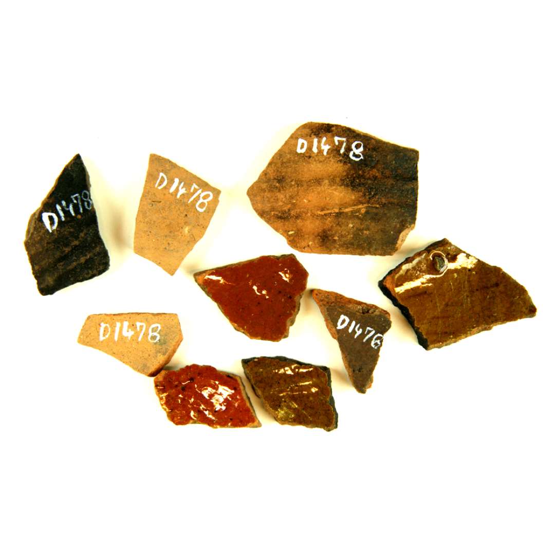 9 side og bundsk�r af r�dbrunligt lergods heraf 6 med kraftigere eller svagere omkringl�bende furer eller vulster p� ydersiden og alle med klar blyglasur p� indersiden.