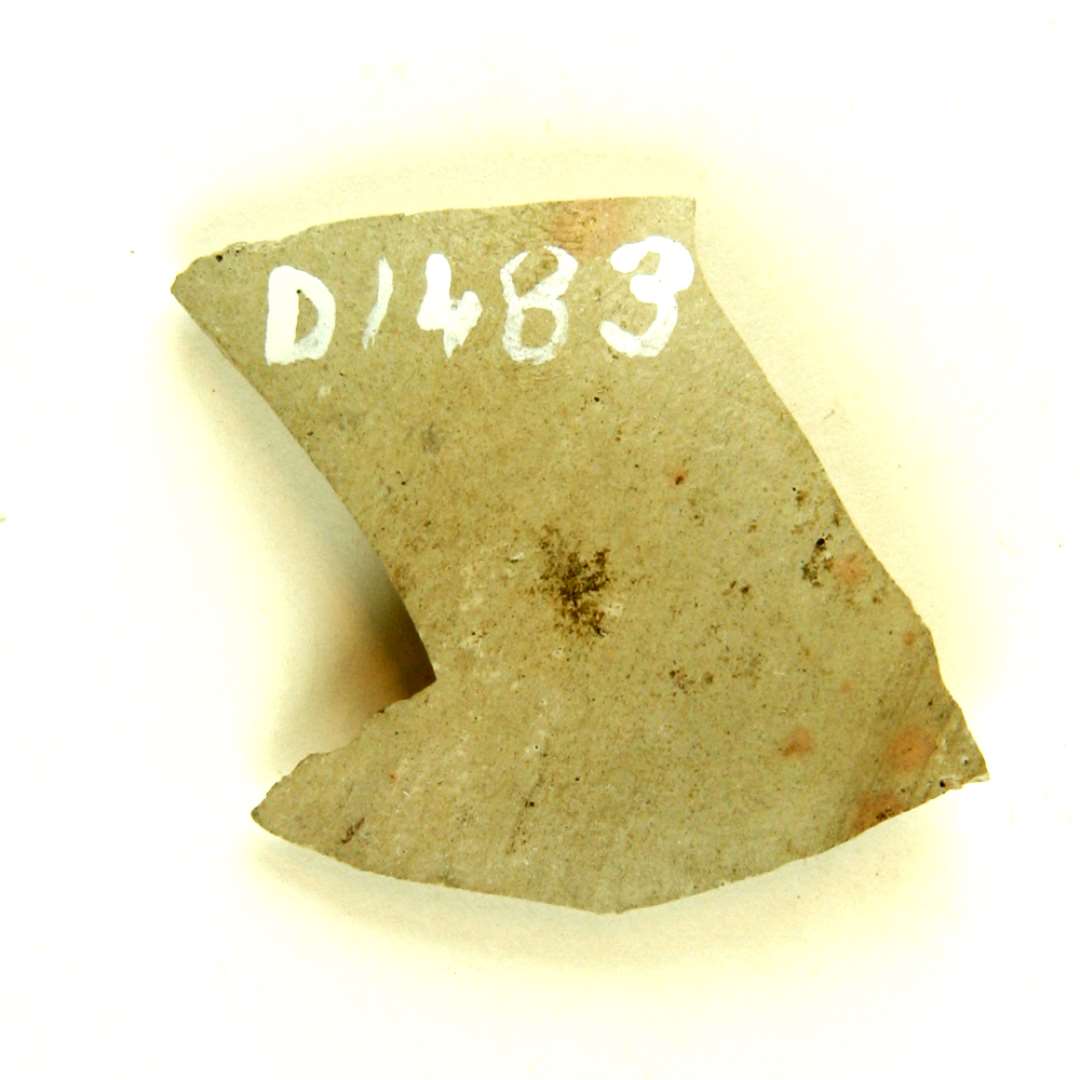 Skuldersk�r med uglaseret, gr�gullig stent�j med en stump af en halsfure bevaret.