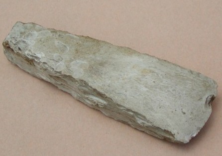 17 cm lang tyknakket �kse, sleben p� bredsiderne.