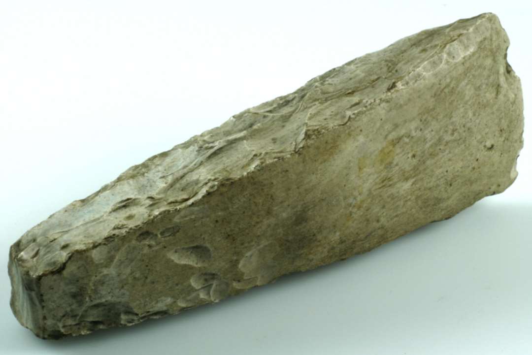 17 cm lang tyknakket �kse, sleben p� bredsiderne.