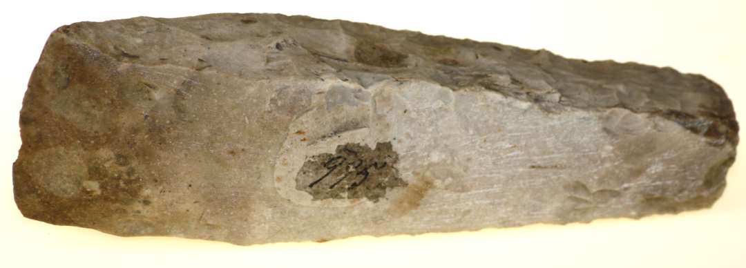 Tyknakket �kse. Sleben p� bredsiderne. L�ngde: 17 cm., st�rste bredde: 5 cm.