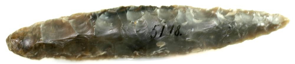 Spydspids eller dolk af flint. L�ngde: 14,5 cm., bredde: 2,5 cm.