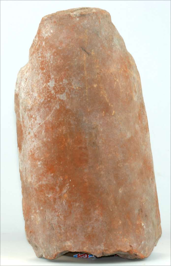 Tagsten af tegl. S�kaldt nonne. Lidt fragmenteret langs kanterne. L�ngde: 33 cm., bredde: 18 cm., tykkelse: 2.5 cm.