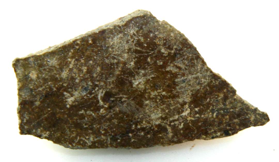 Bugsk�r af gr�br�ndt kande. Med gr�nbrunlig, svagt kornet glasur, p� indersiden rustfarvet. M�l: 4,5 x 2,4 cm.