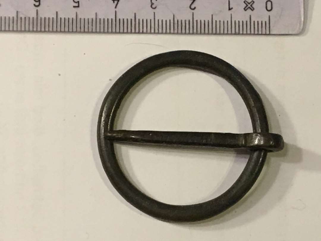 Ringformet sp�nde af metal med lige torn. Diameter 4,5 cm.