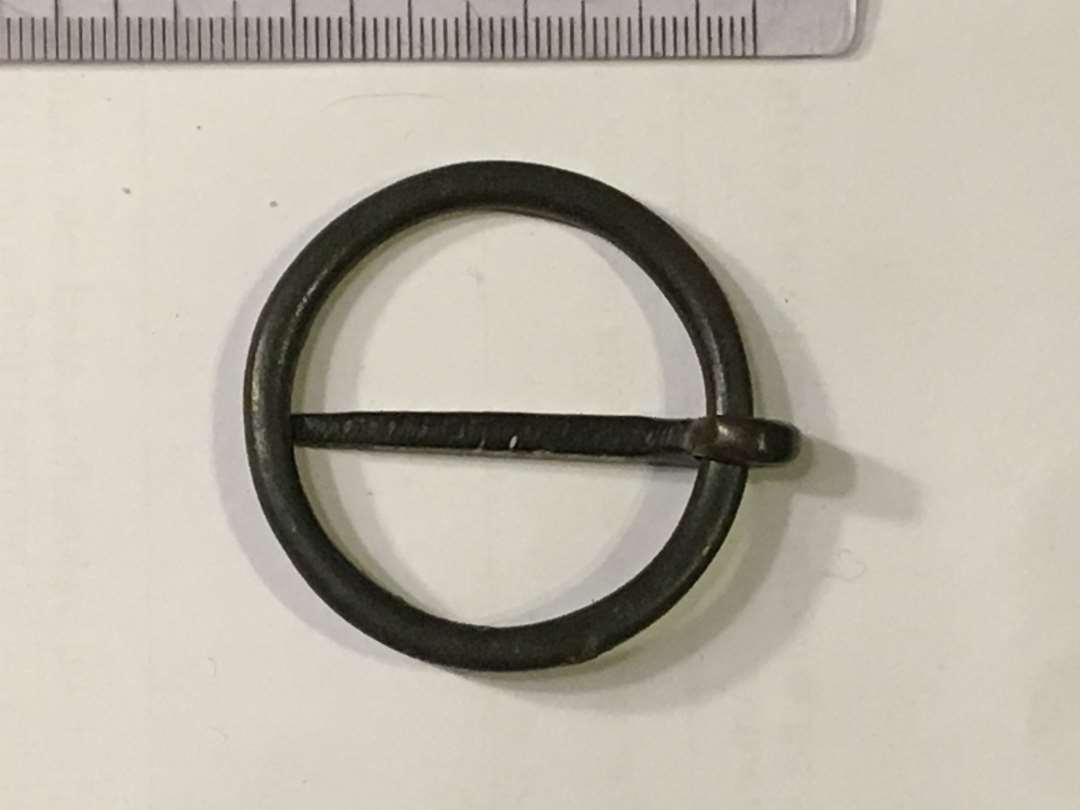 Ringformet sp�nde af metal med lige torn. Diameter 4,5 cm.