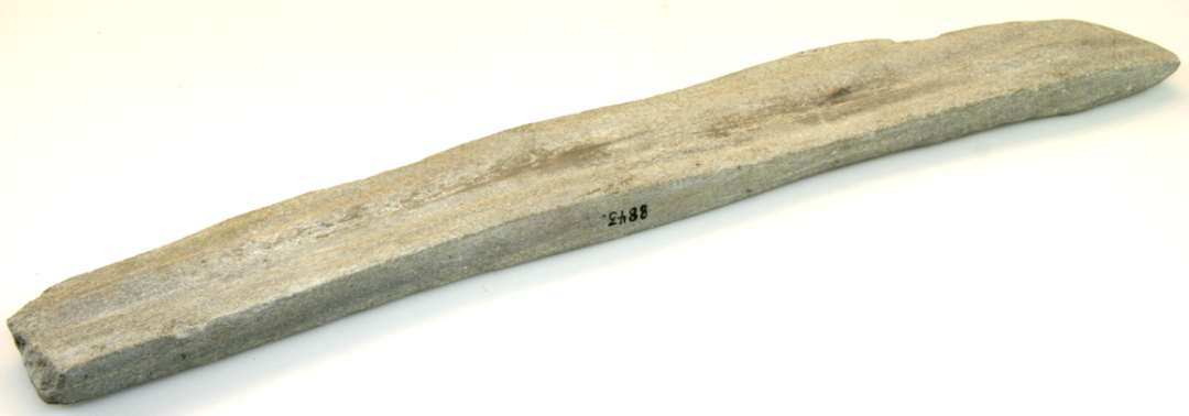 Hv�ssesten. Med slidspor. L�ngde: 37,5 cm., bredde: ca. 4 cm.