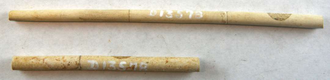 2 fragmenterede udekorerede kridtpibestilke sammenlimet af henhodldsvis to og tre stykker. L: 9,3 cm og 15,7 cm.