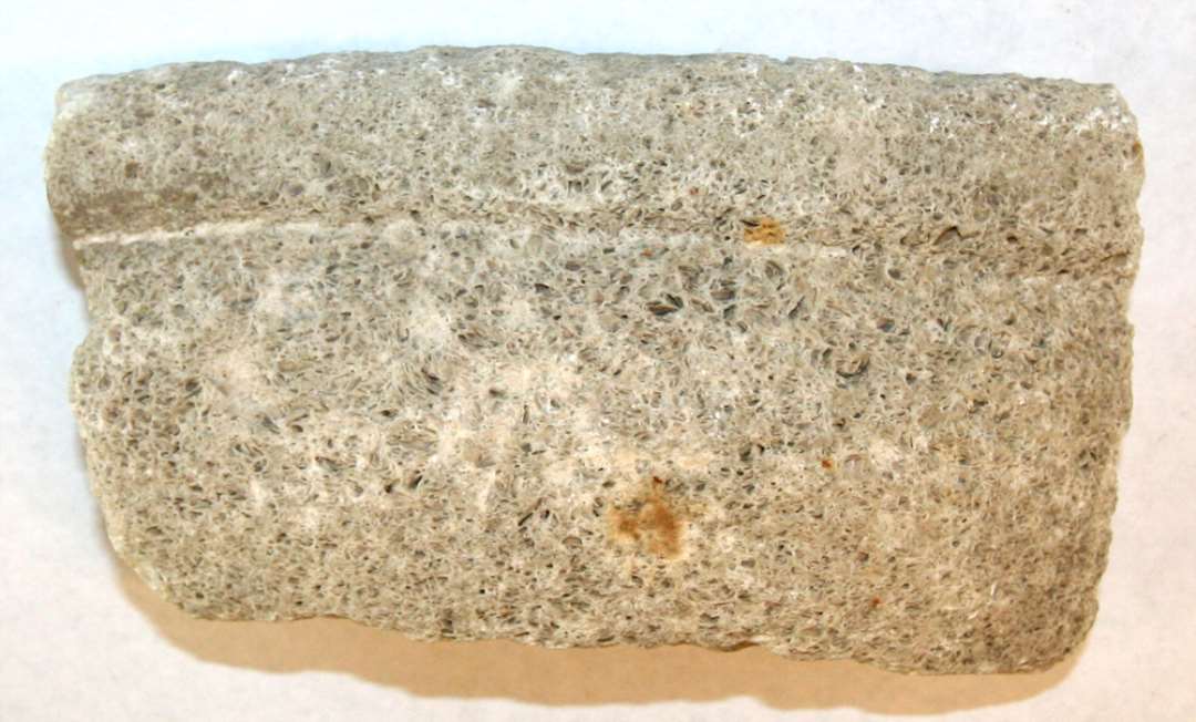 Randfragment af morter af kalksten, Purbeck marble. Stykket danner del af en bue med den ene side glat, den anden svagt konveks startende under en vandret krave. H�jde: 5,7 cm. L�ngde. 14 cm.