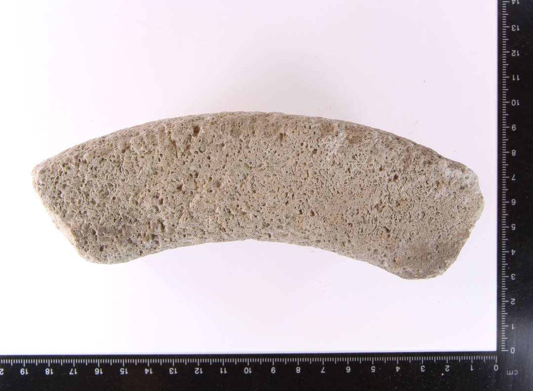 Randfragment af morter af kalksten, Purbeck marble. Stykket danner del af en bue med den ene side glat, den anden svagt konveks startende under en vandret krave. H�jde: 5,7 cm. L�ngde. 14 cm.