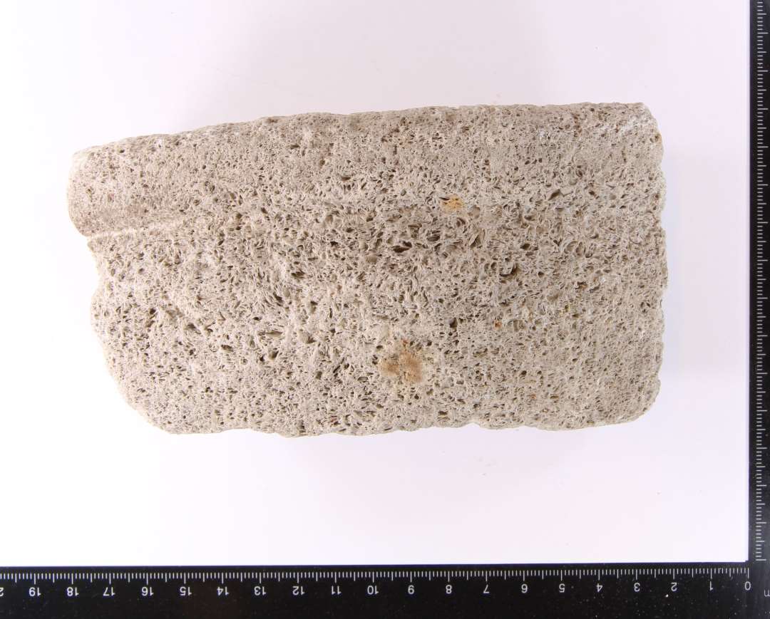Randfragment af morter af kalksten, Purbeck marble. Stykket danner del af en bue med den ene side glat, den anden svagt konveks startende under en vandret krave. H�jde: 5,7 cm. L�ngde. 14 cm.
