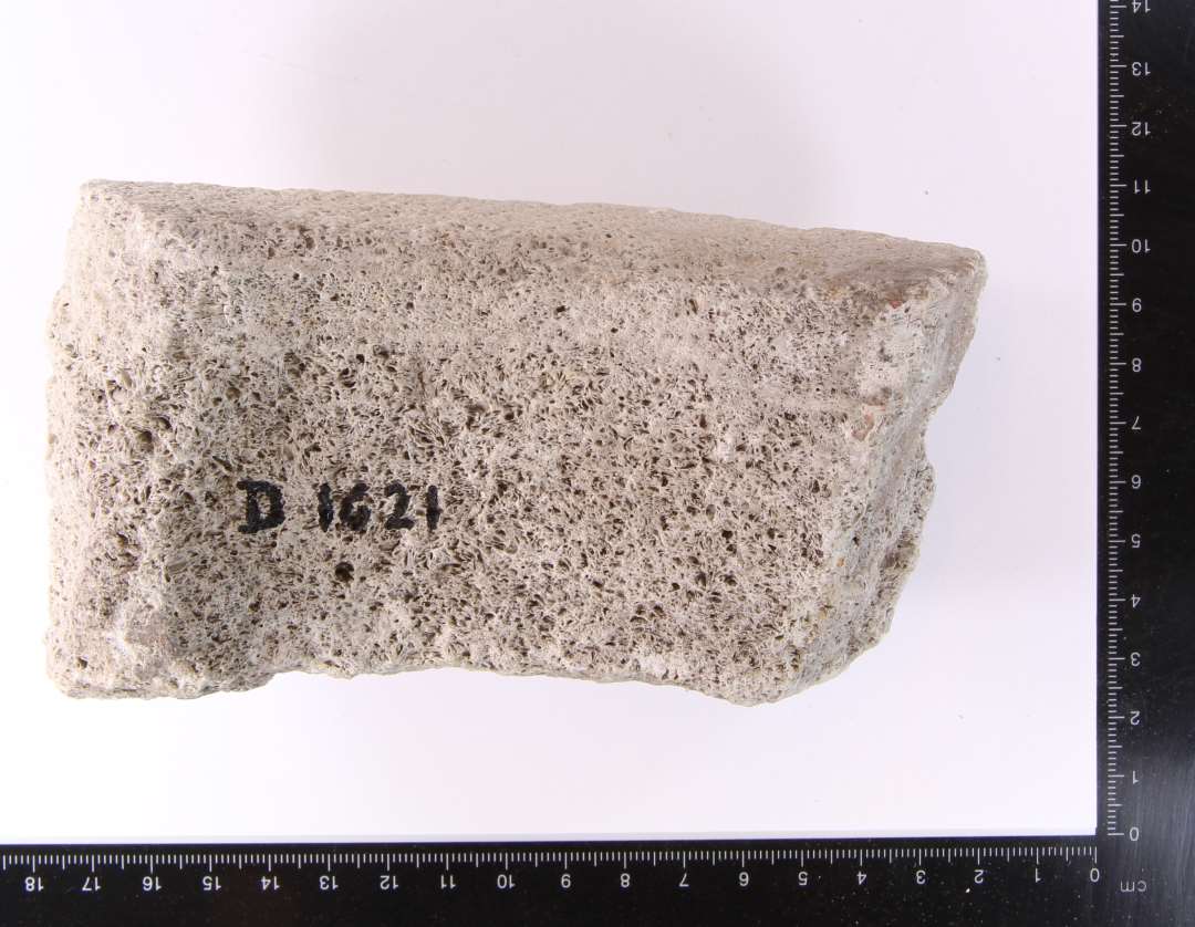 Randfragment af morter af kalksten, Purbeck marble. Stykket danner del af en bue med den ene side glat, den anden svagt konveks startende under en vandret krave. H�jde: 5,7 cm. L�ngde. 14 cm.