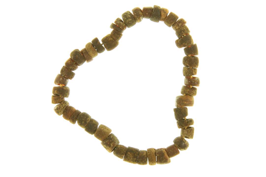 45 sm� skiveformede ravperler �gennemg�ende en diam. 0,8 cm