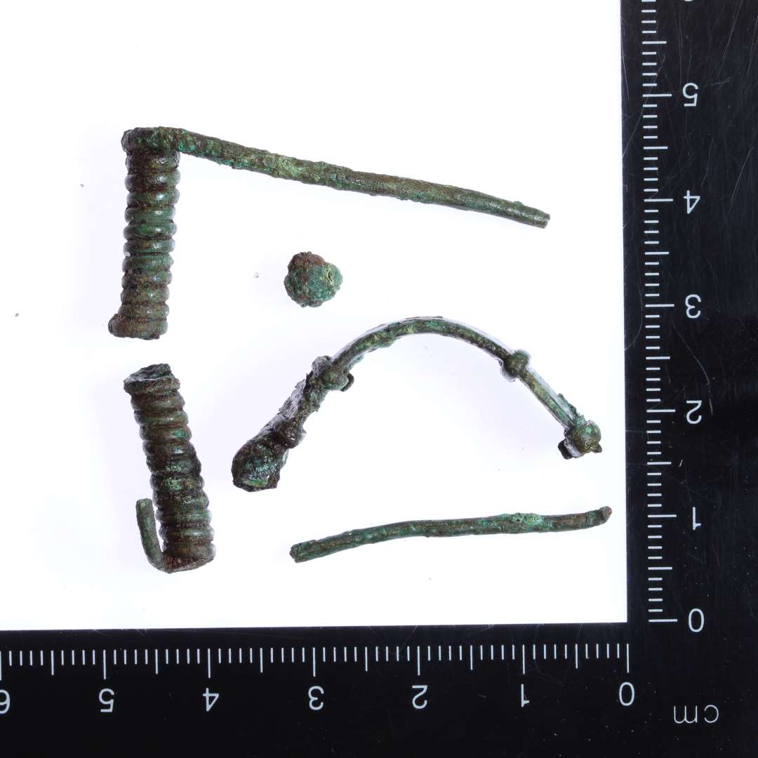 5 dele af en fibula, konserveret.
I rapport beskrevet som en Almgren 175 dateret til yngre romersk jernalder.