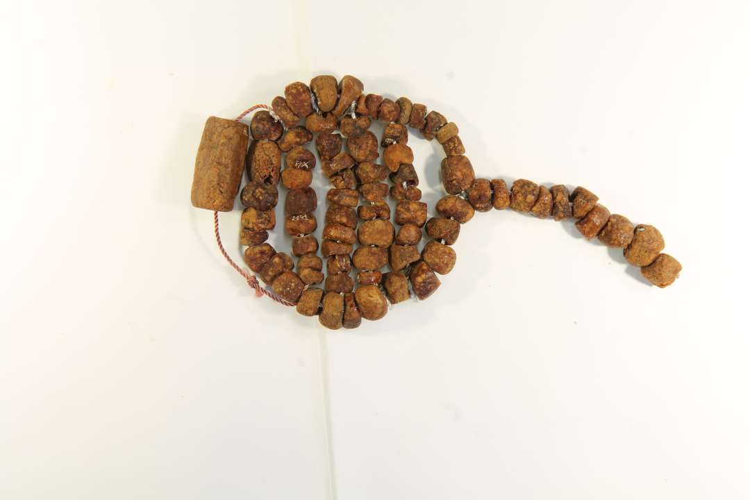 Ravperle fra smykke i grav