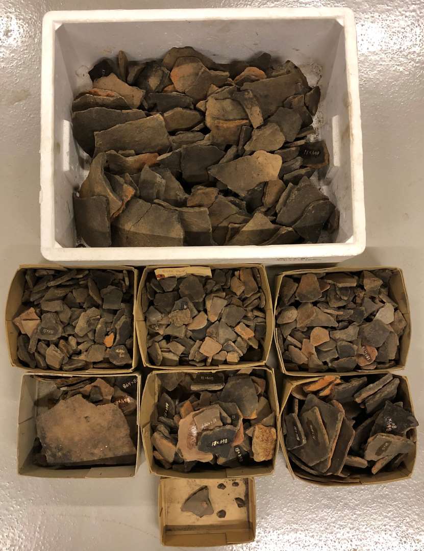 926 sidesk�r 
Et enkelt sk�r er ornamenteret med p�satte knopper