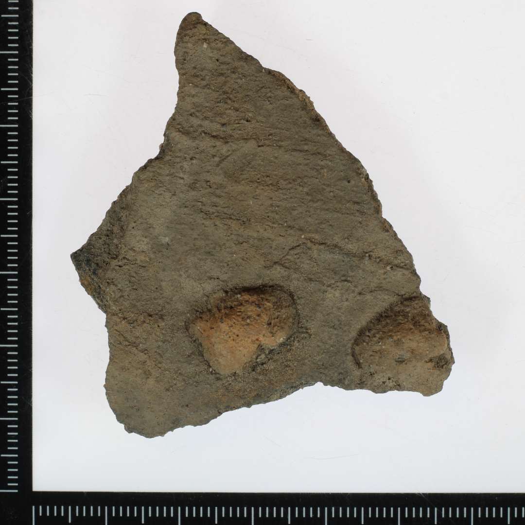 926 sidesk�r 
Et enkelt sk�r er ornamenteret med p�satte knopper