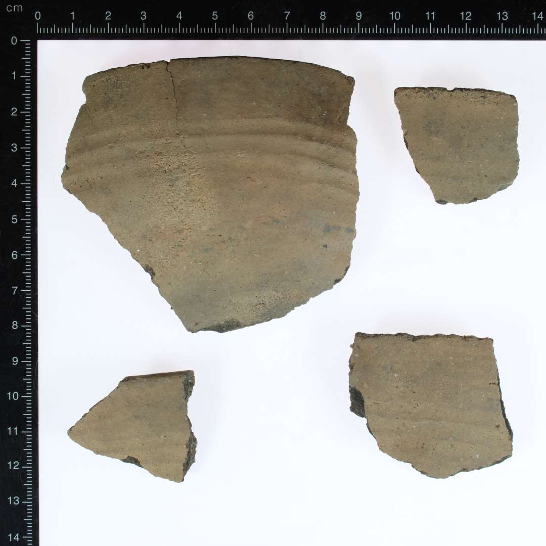 4 randsk�r. Alle sk�rene er ornamenterede med vandrette parallelle furer