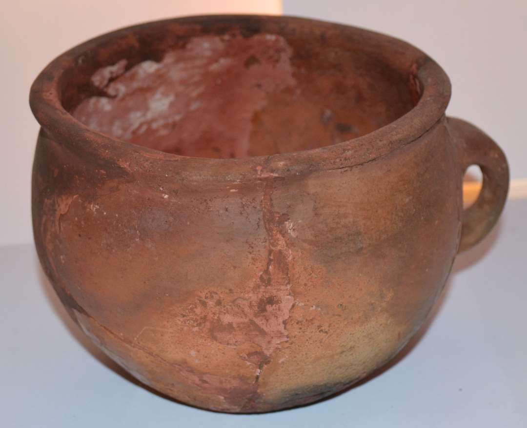 Hankekar.
Sammenlimet/rekonstrueret. 
H�jde: 10 cm., 
Mundingsdiameter: 12 cm.