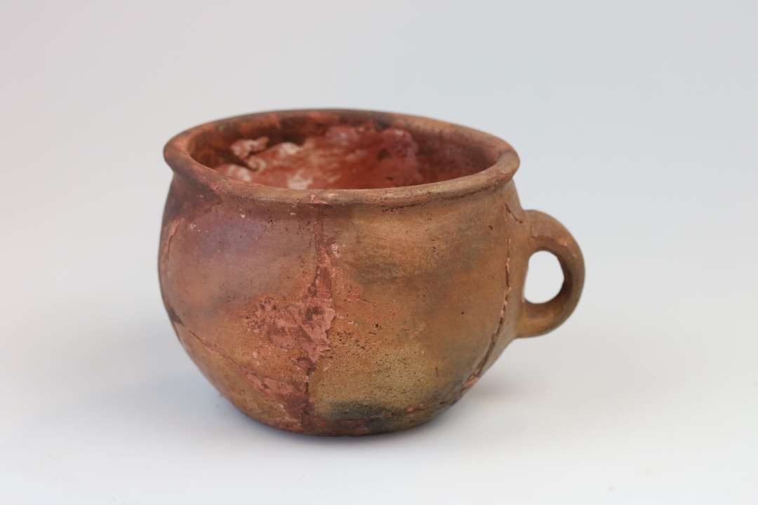 Hankekar.
Sammenlimet/rekonstrueret. 
H�jde: 10 cm., 
Mundingsdiameter: 12 cm.