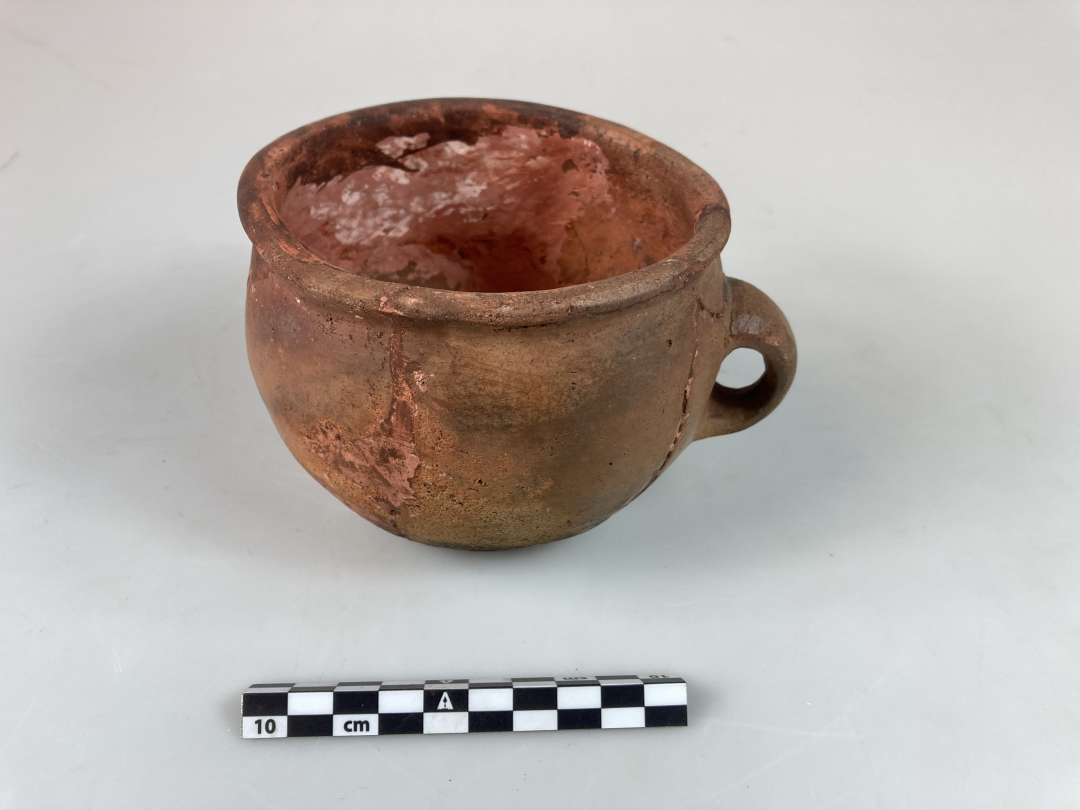 Hankekar.
Sammenlimet/rekonstrueret. 
H�jde: 10 cm., 
Mundingsdiameter: 12 cm.