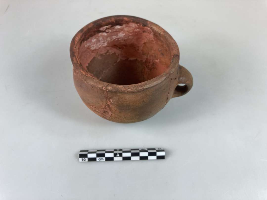 Hankekar.
Sammenlimet/rekonstrueret. 
H�jde: 10 cm., 
Mundingsdiameter: 12 cm.