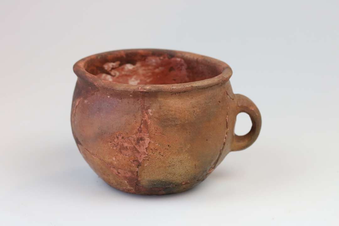 Hankekar.
Sammenlimet/rekonstrueret. 
H�jde: 10 cm., 
Mundingsdiameter: 12 cm.