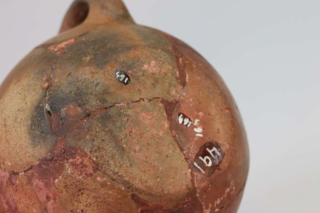 Hankekar.
Sammenlimet/rekonstrueret. 
H�jde: 10 cm., 
Mundingsdiameter: 12 cm.