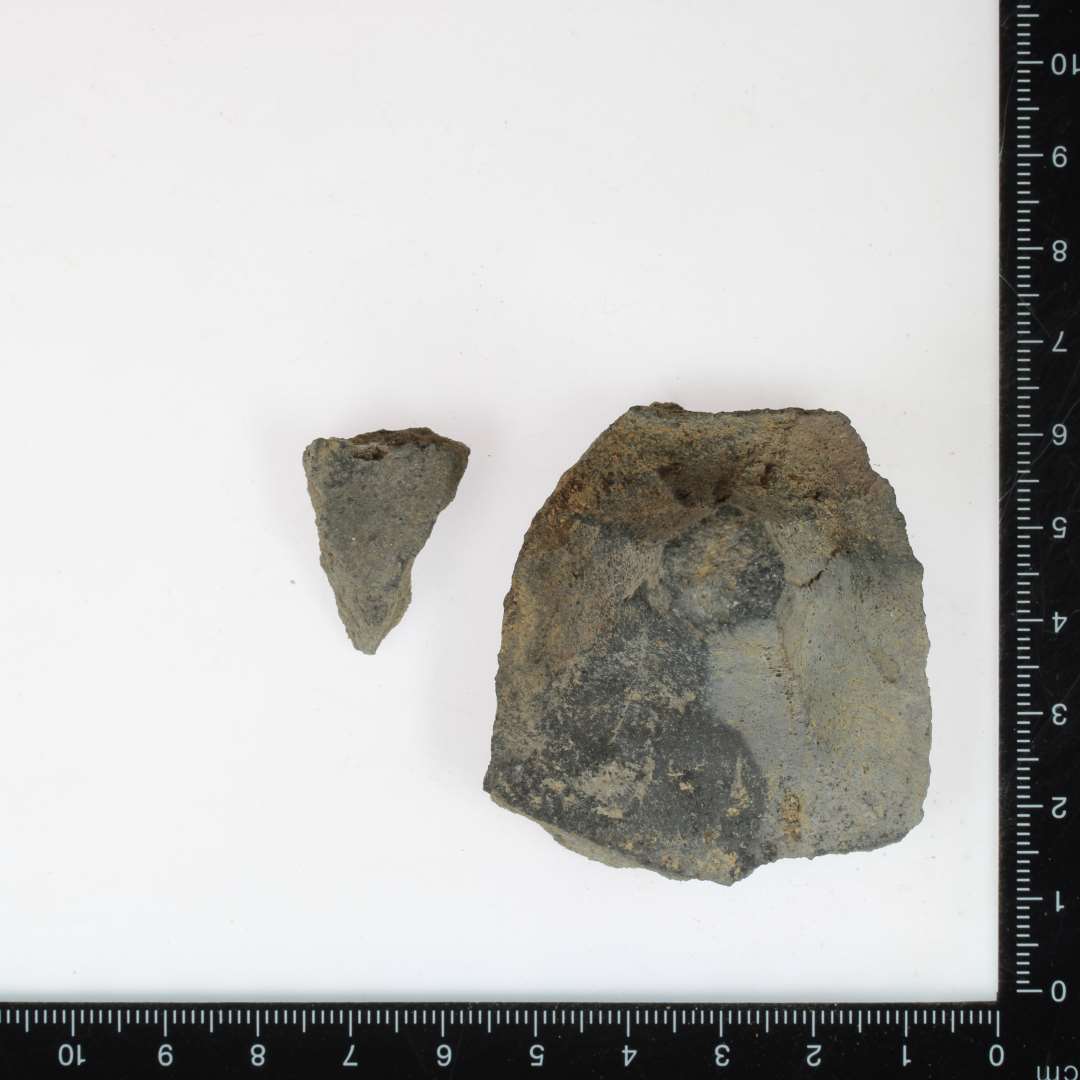 1 sk�r af jydepotte fod, sort gods. 