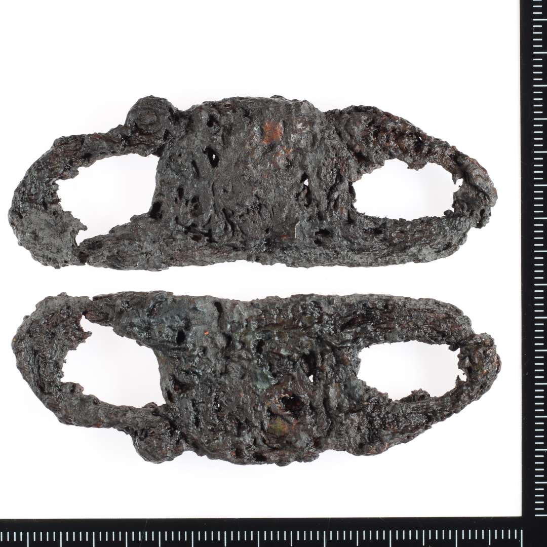 Ildst�l med m�nstersmedet midterparti. L: 7,3 cm, H: 2,5 cm, efter kons. 
Rx37