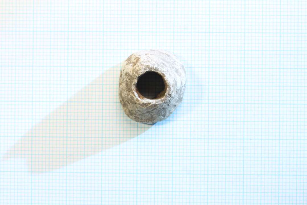 Tenv�gt af bly. Konisk, ureglem�ssig facon. bunddiameter: 2,1 cm.